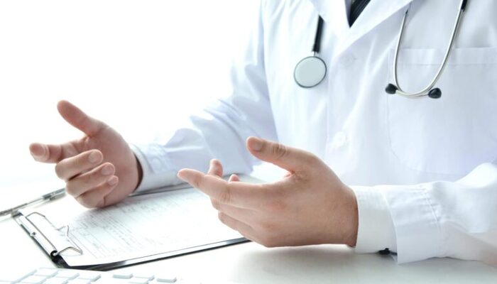 患者様に鼠径ヘルニアの説明する医師のイメージ図