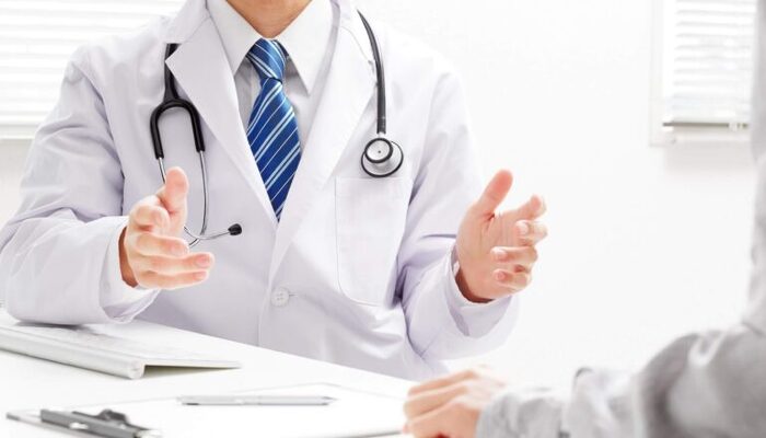 患者様に説明する医師のイメージ画像