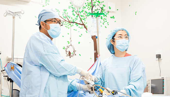 手術中の医師と看護師
