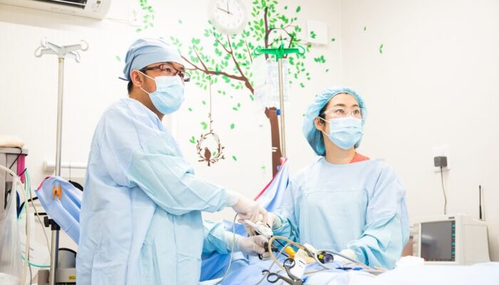手術中の医師と看護師