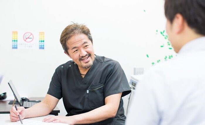 医師が患者様に説明する様子