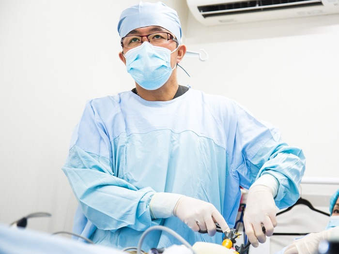 手術中の医師・看護師