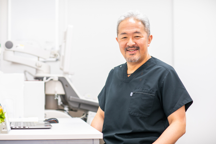 鼠径ヘルニアの日帰り手術を専門とするGi外科クリニックの医師が診察室で笑顔を見せる様子