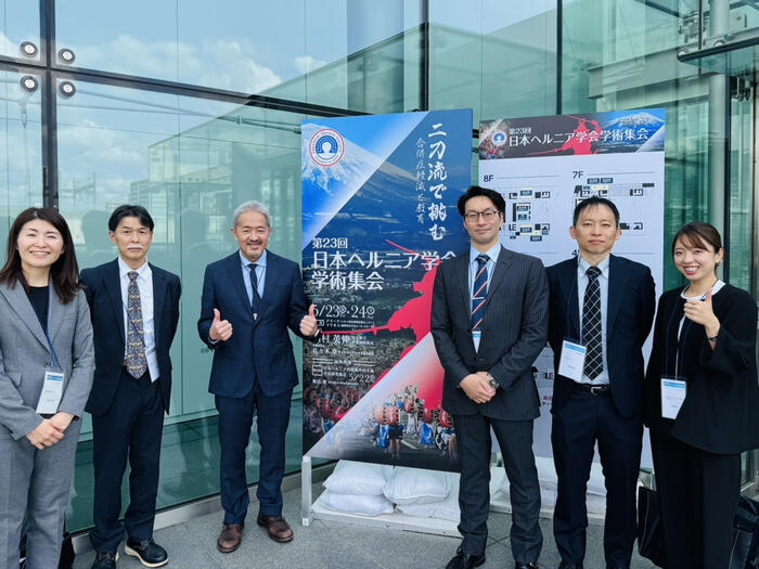 Gi外科クリニックの医師とスタッフが日本鼠径ヘルニア学会に参加した集合写真