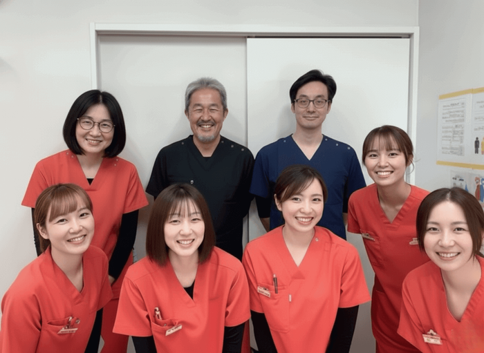 鼠径ヘルニアの日帰り手術を専門とするGi外科クリニックの医師とスタッフの集合写真