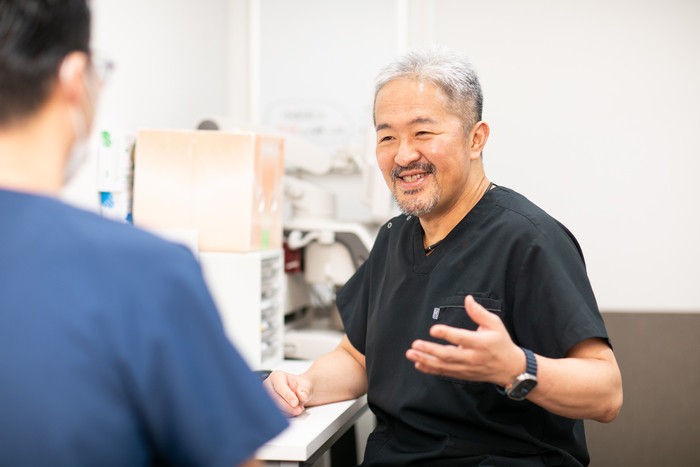医師が患者の相談に親身に応じている診療シーンのイメージ写真